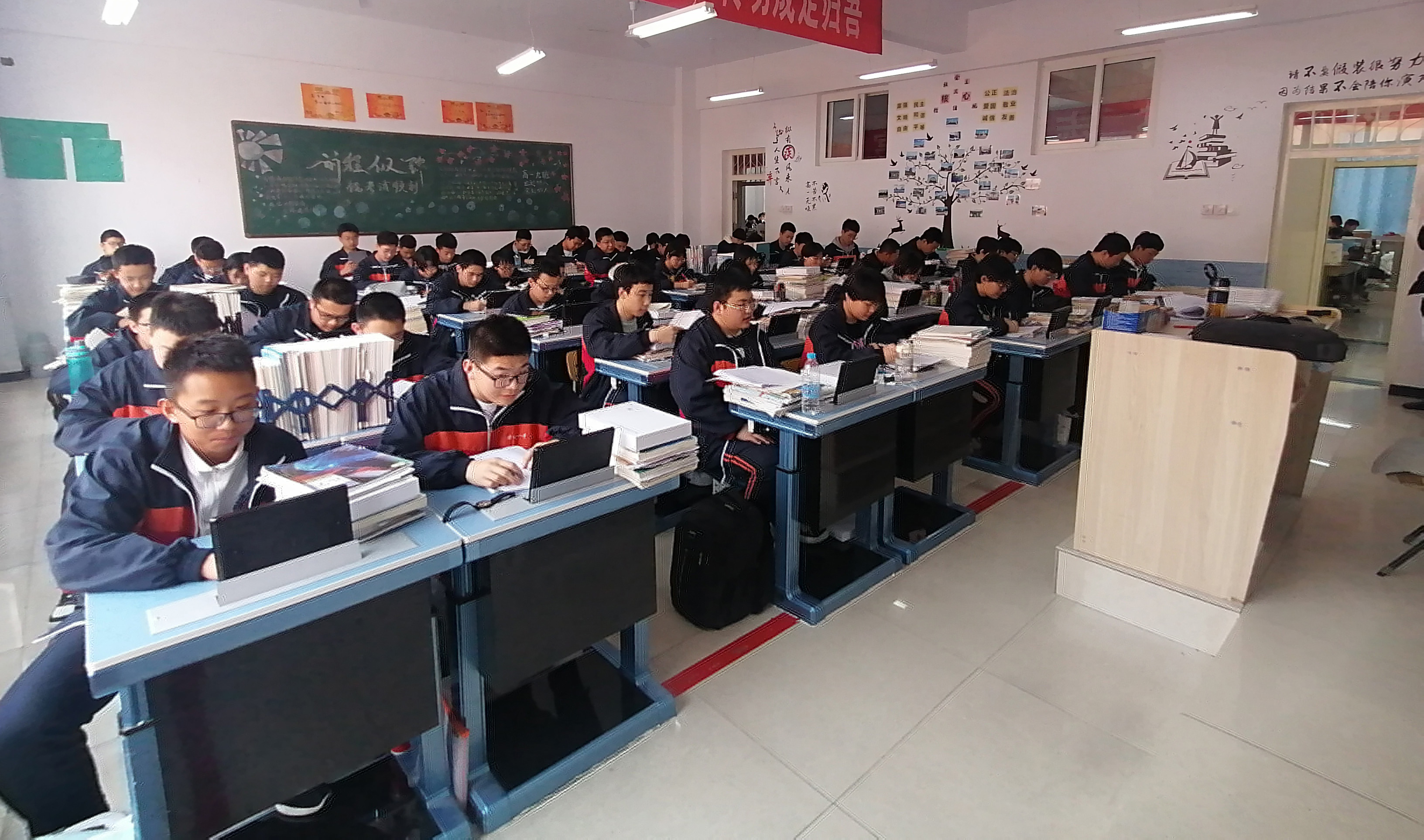 看，这所学校智慧课堂牛了！